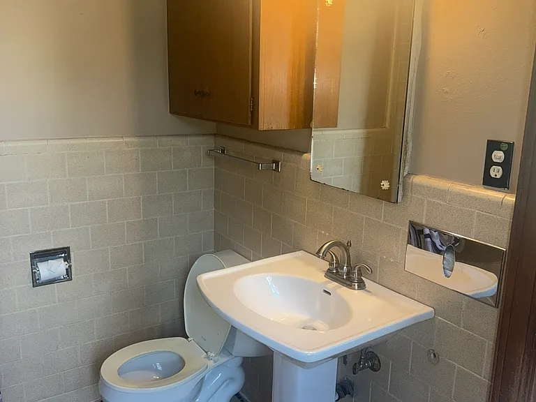 300 NW 21st St #1 — Photo 7