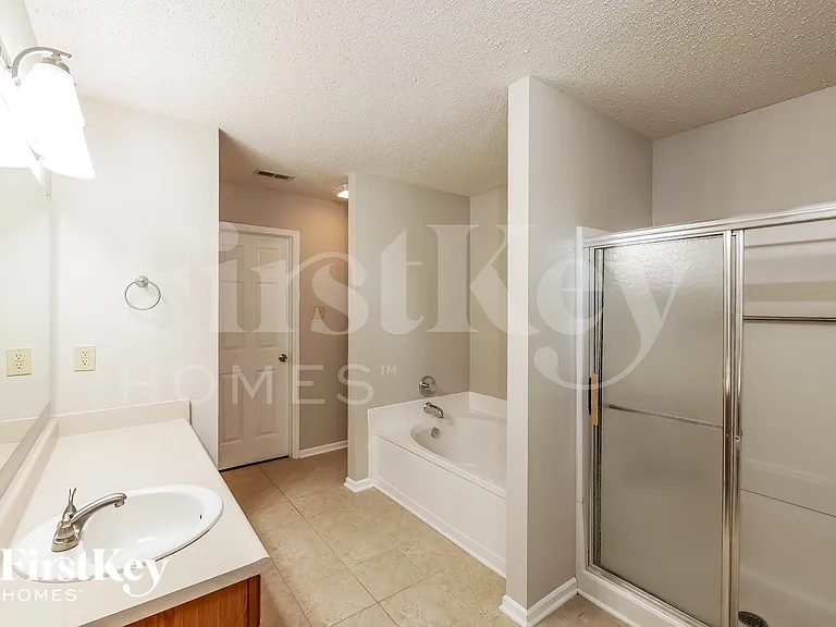 5757 N Plymouth Ct — Photo 12