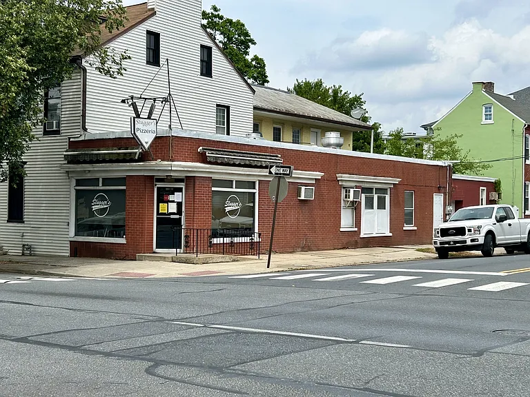701 N Queen St — Photo 1