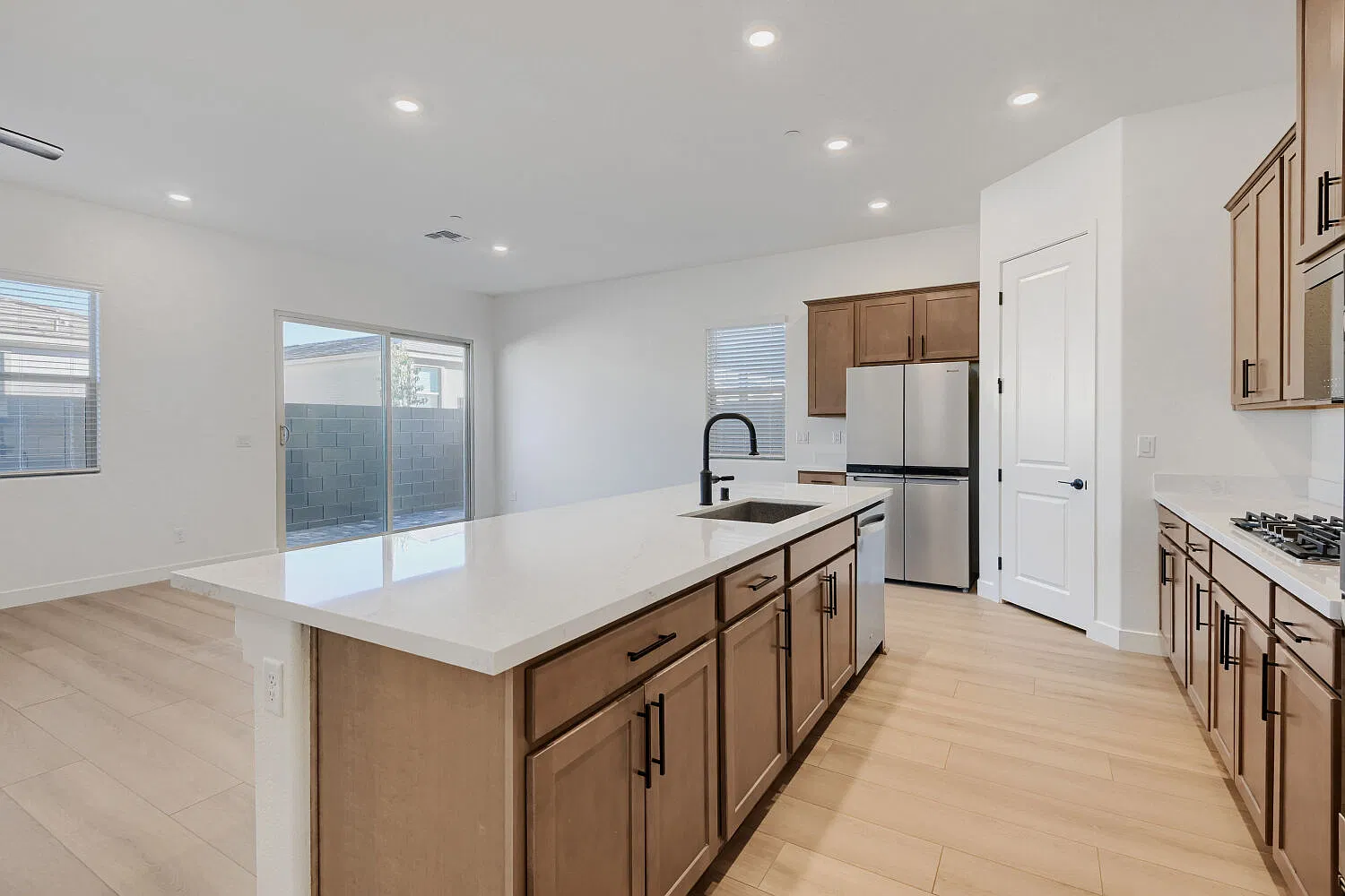 5 bed, 2466 sqft, $3,495 — Photo 4