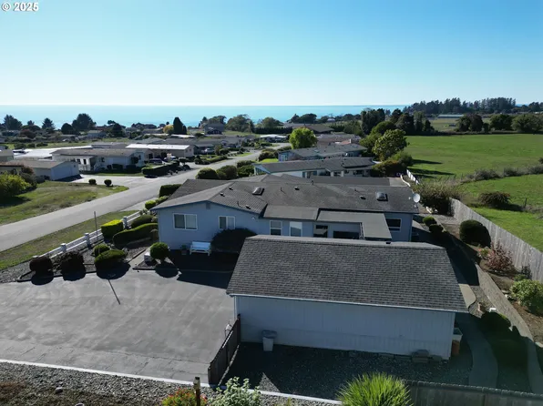 98609 Camellia Dr, Brookings, OR 97415