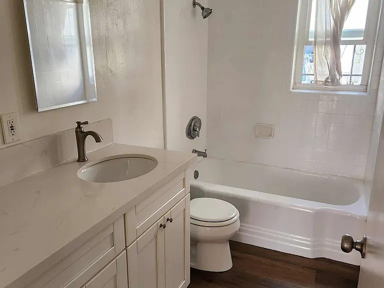 1261 E 1st St #7 — Photo 17