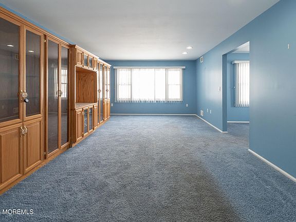 5th image of 42 Buttonwood Court