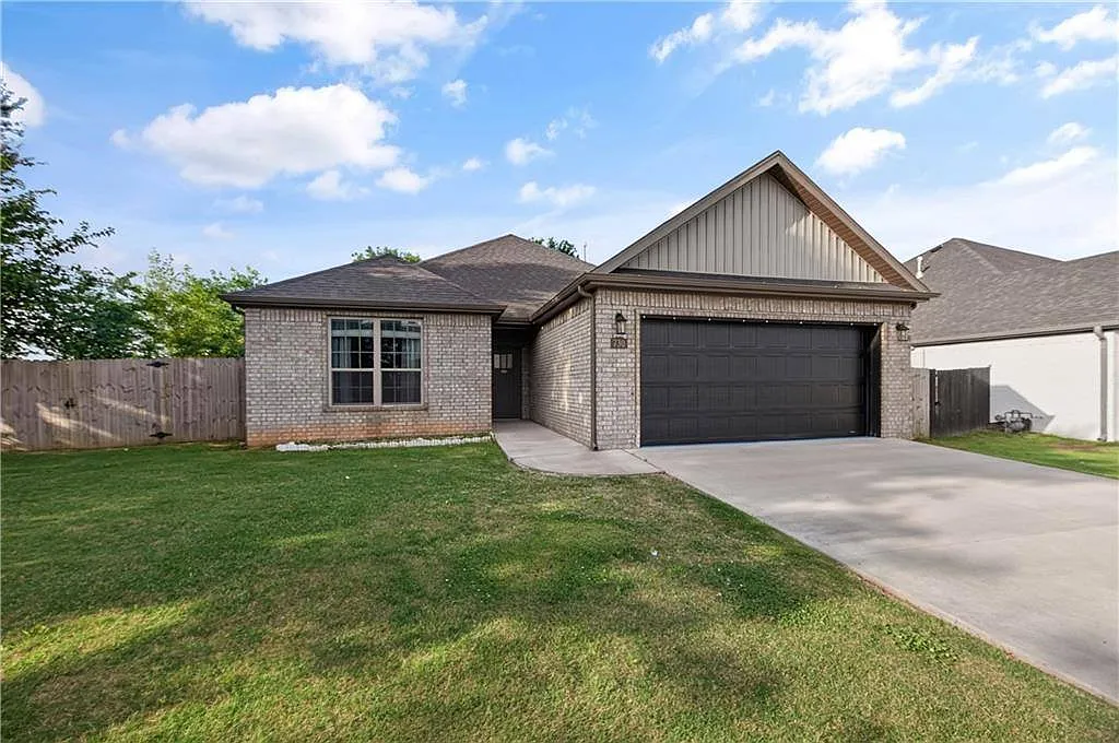 4 bed, 1915 sqft, $1,800 — Photo 1