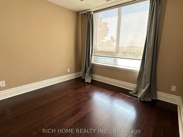 21 Upper Duke Cres #312 — Photo 10