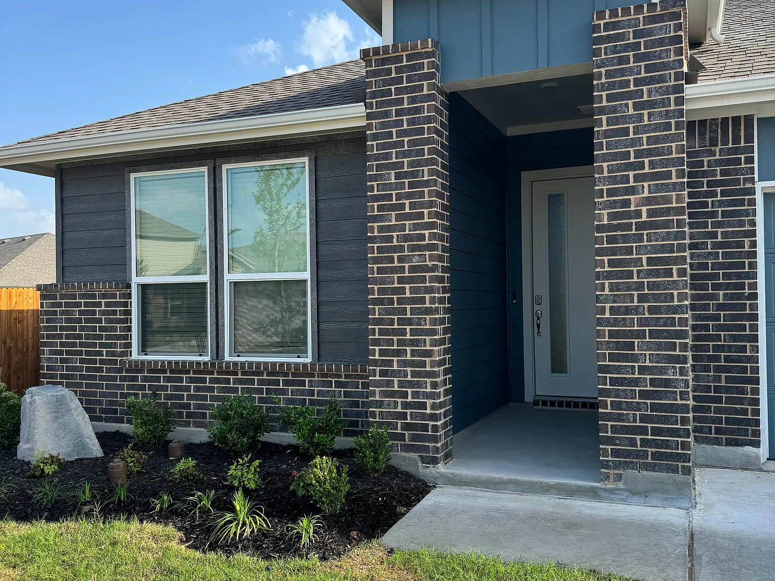 5 bed, 2112 sqft, $2,700 — Photo 2