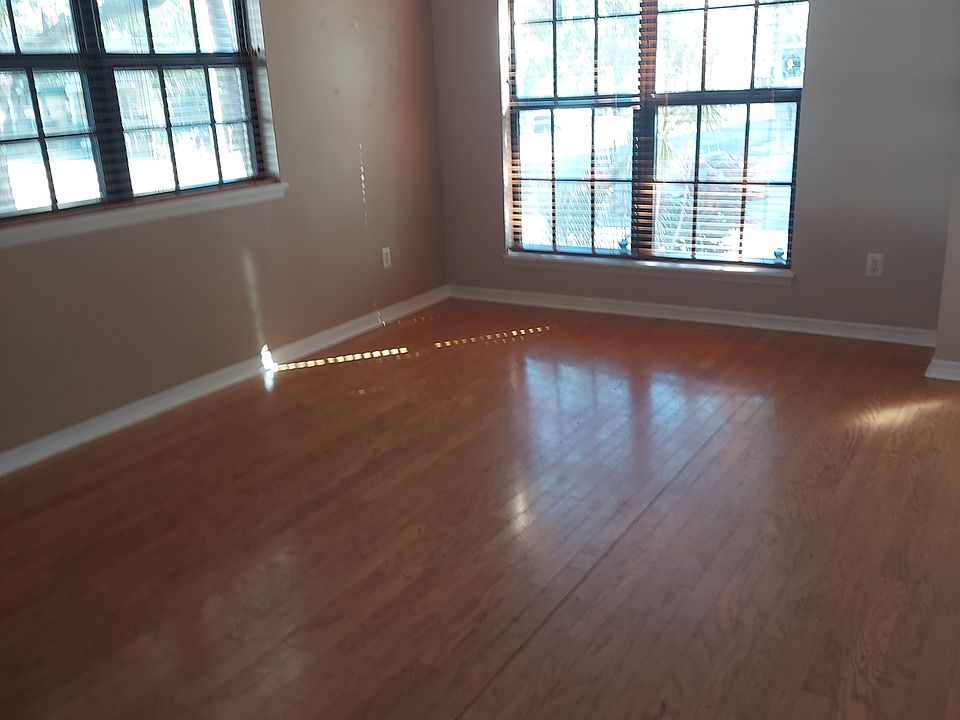 Living room 14x16 ft