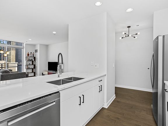 5th image of 737 W Washington Blvd APT 1602