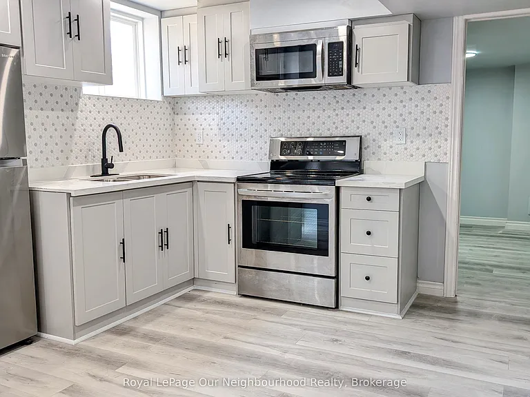 31 Terry Cres #LOWER — Photo 3