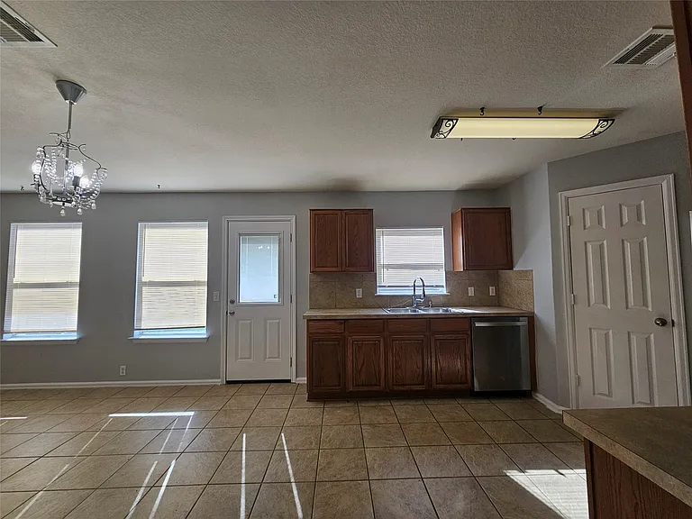 580 Hometown Pkwy — Photo 10