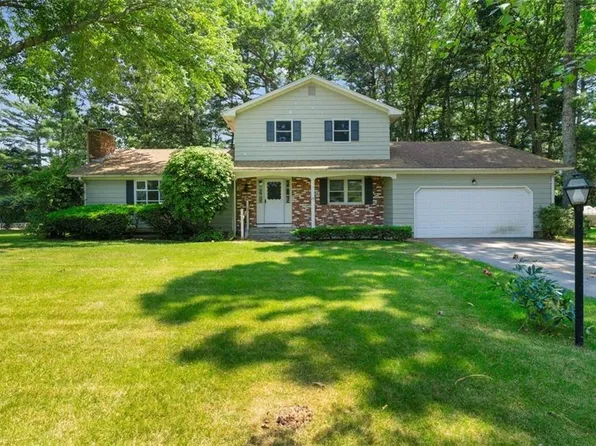 77 Wood Cove Dr, Coventry, RI 02816