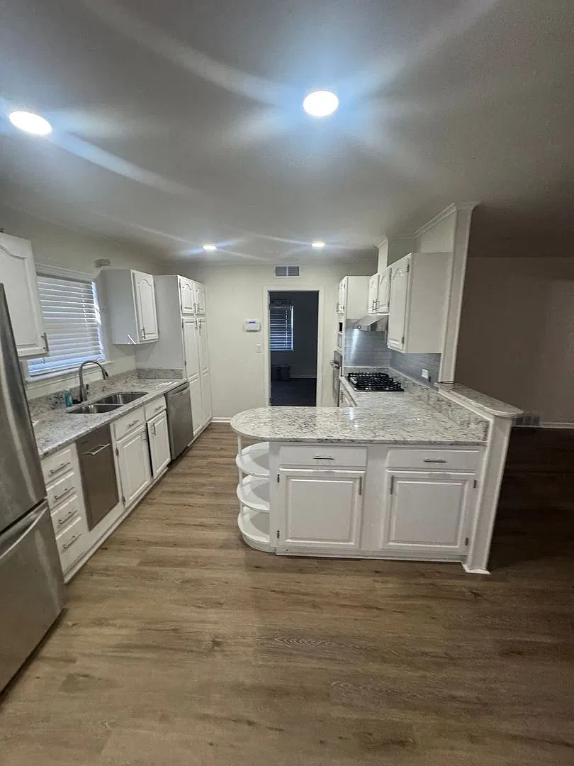 Welcome to 1853 Kingsview Drive! — Photo 2