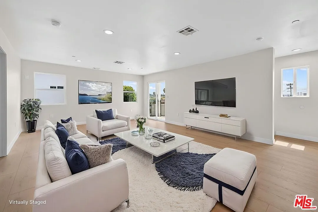 3 bed, 1300 sqft, $2,979 — Photo 2