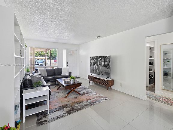 4th image of 704 NW 3rd Ave