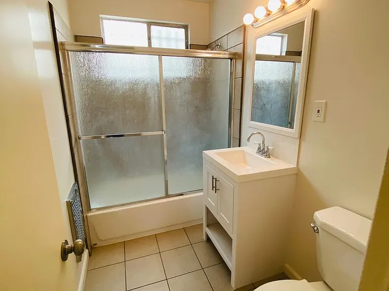 1238 N Kenmore Ave — Photo 9