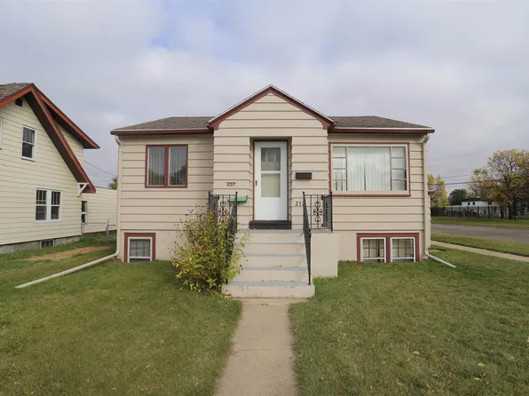 237 12th Ave SE, Minot, ND 58701