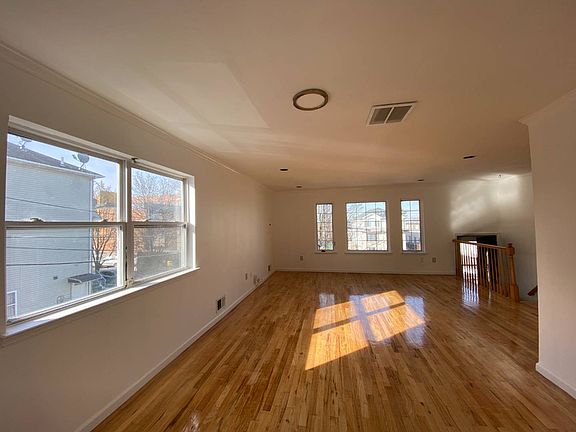 3rd image of 39 Essex Dr Floor 2F-3