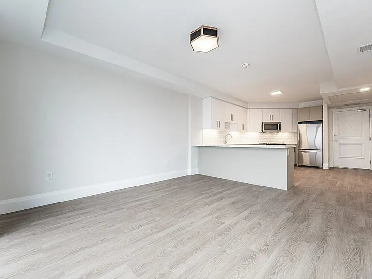 460 Columbia St W — Photo 82