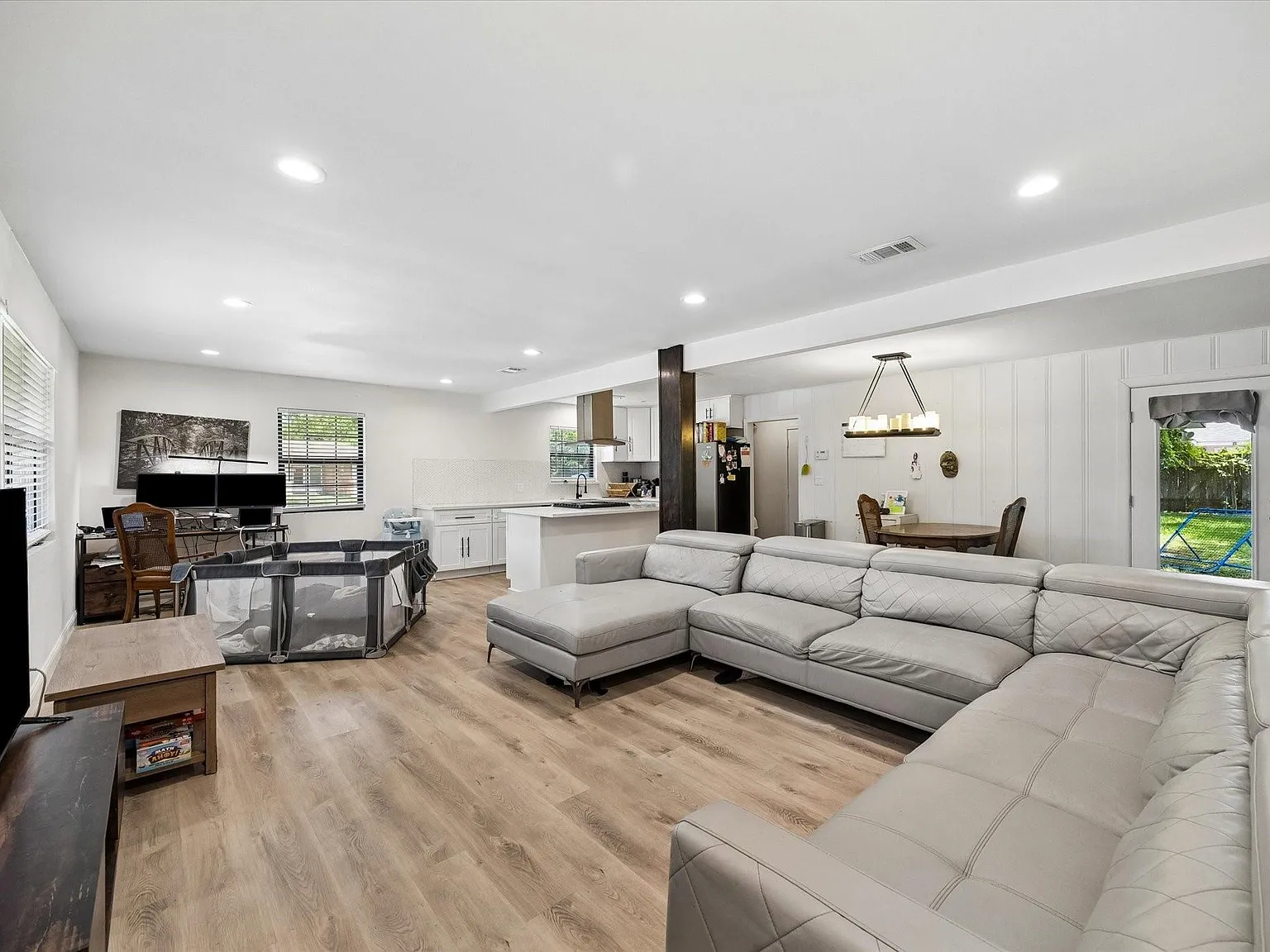 3 bed, 2.0 bath, 1430 sqft, $2,500 — Photo 3