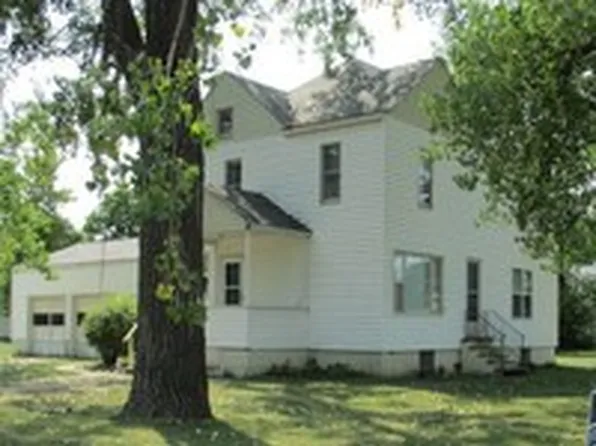 212 3rd St NE, Hankinson, ND 58041