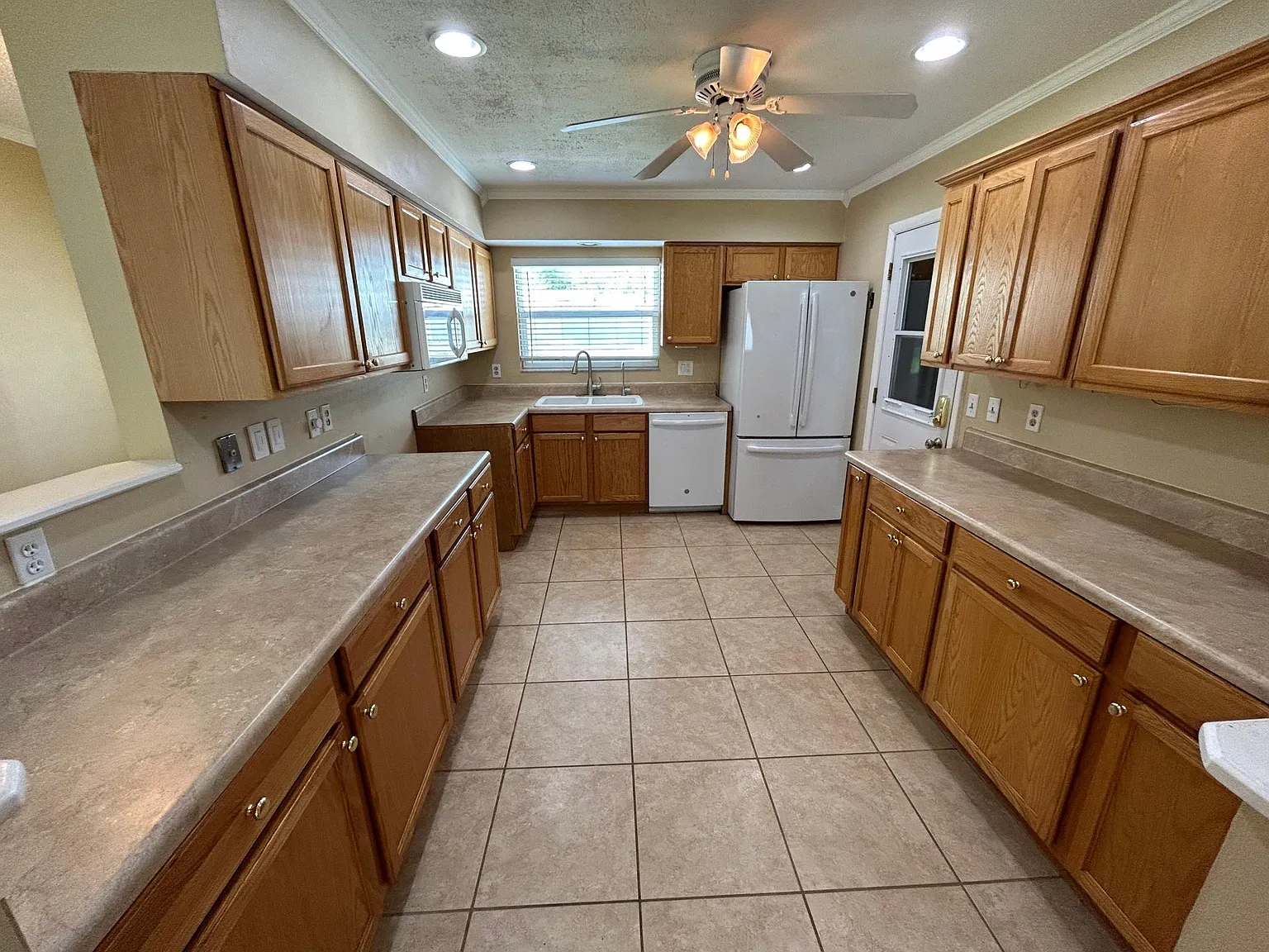3 bed, 1554 sqft, $2,199 — Photo 4