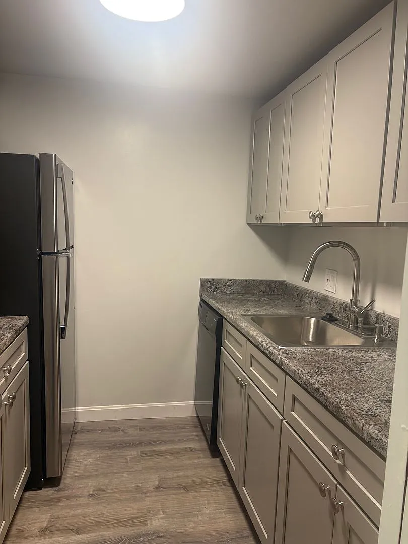 Beautiful modern unit with great location near nature in Brookline available NOW! — Photo 4