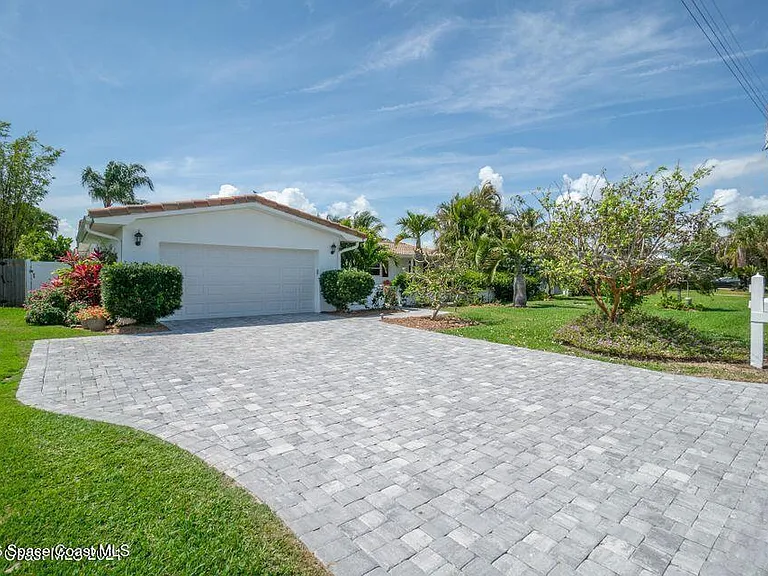 319 Dorset Dr — Photo 2