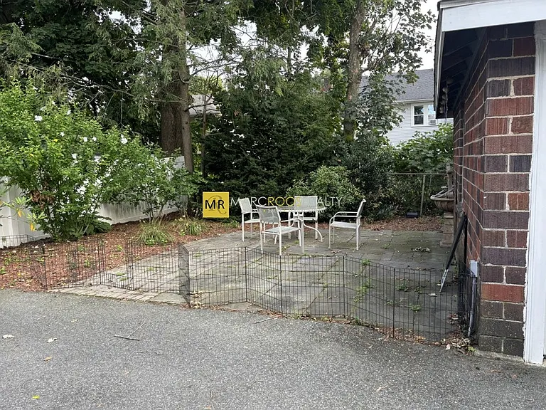 Brown St — Photo 19