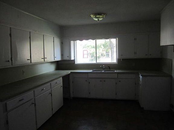 3rd image of 648 Neches Ave