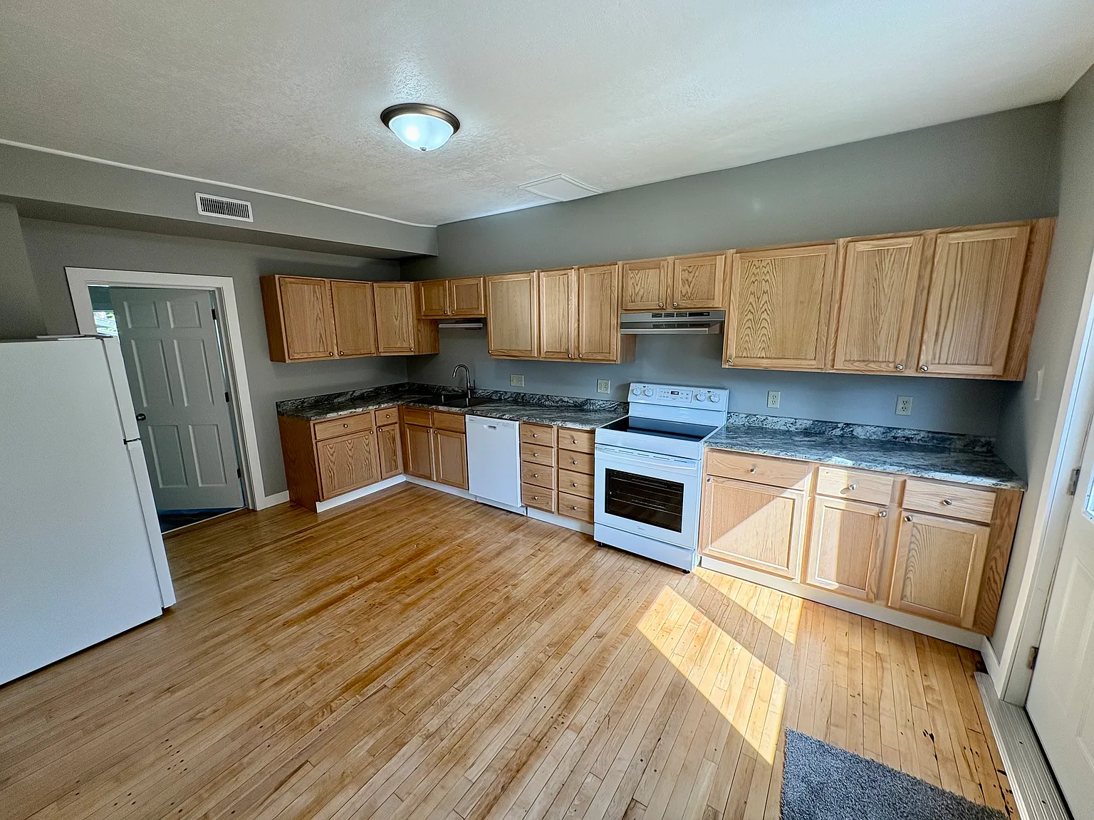 3 bed, 1217 sqft, $1,750 — Photo 3
