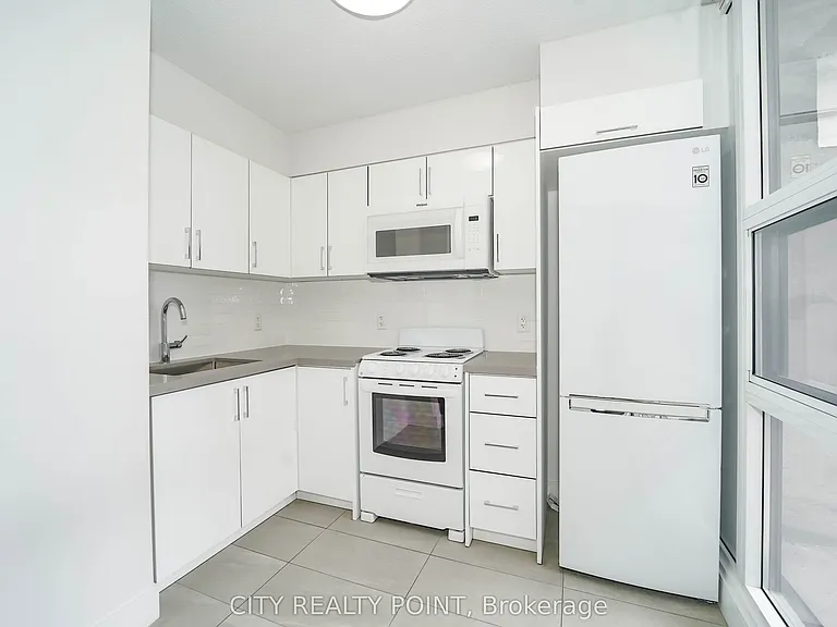 33 Isabella St #1813 — Photo 2