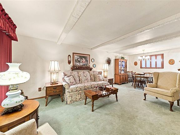 3rd image of 61 Maplewood Ct