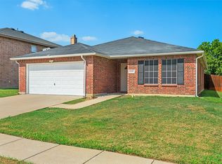 8421 River Bluffs Dr, Arlington, TX 76002