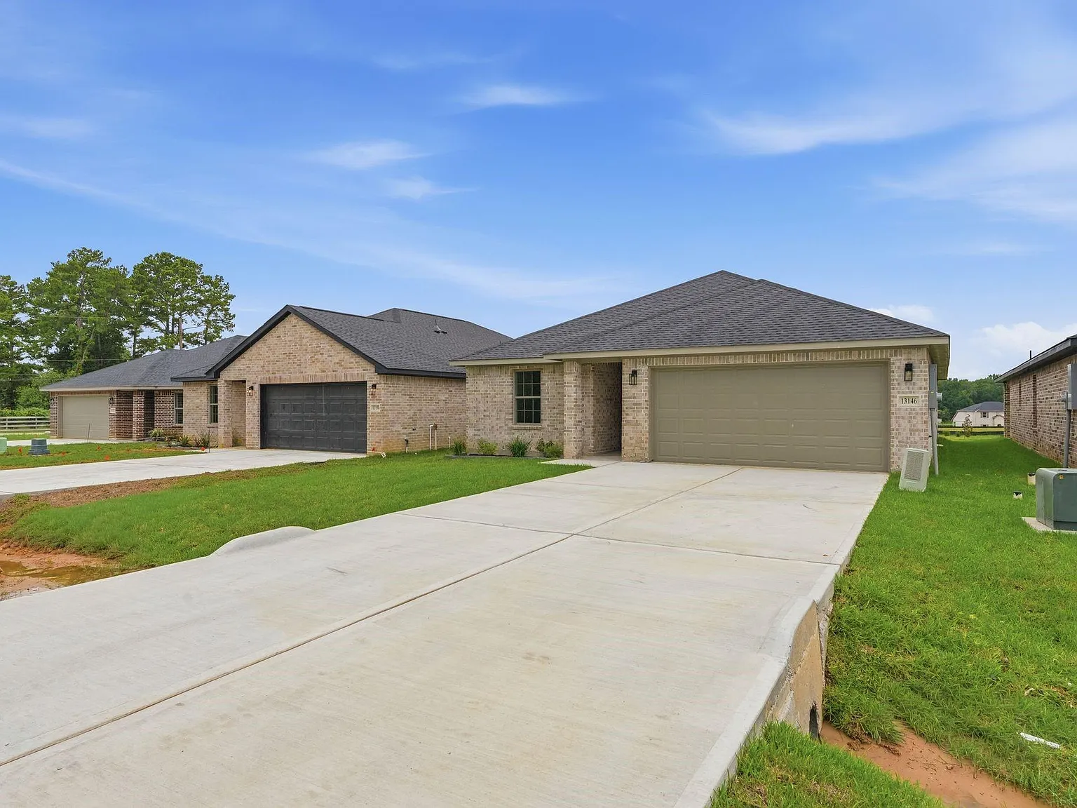 4 bed, 2.0 bath, 1638 sqft, $2,000 — Photo 2