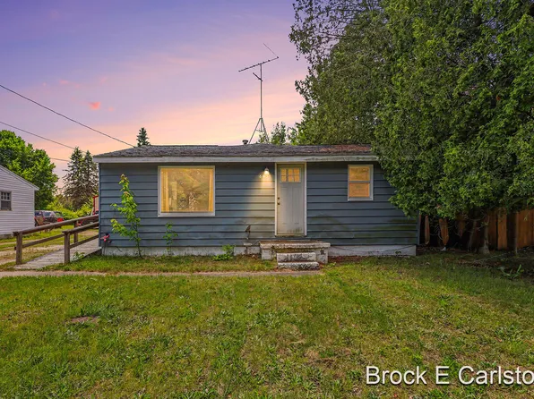 643 E Sternberg Rd, Norton Shores, MI 49441