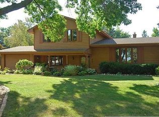 690 Belmont Ln E, Maplewood, MN 55117