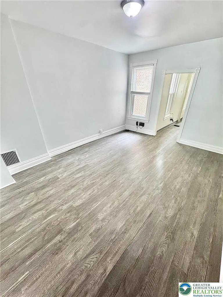 1 bed, 1.0 bath, 750 sqft, $1,285 — Photo 2