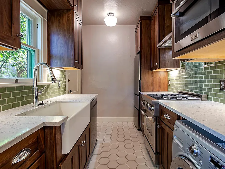 2210 E Helen St — Photo 9