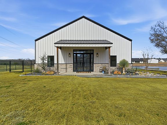 3rd image of 504 Hackamore Ct