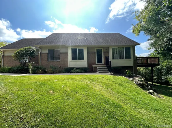 1015 Bird Song Ln, Milford, MI 48381