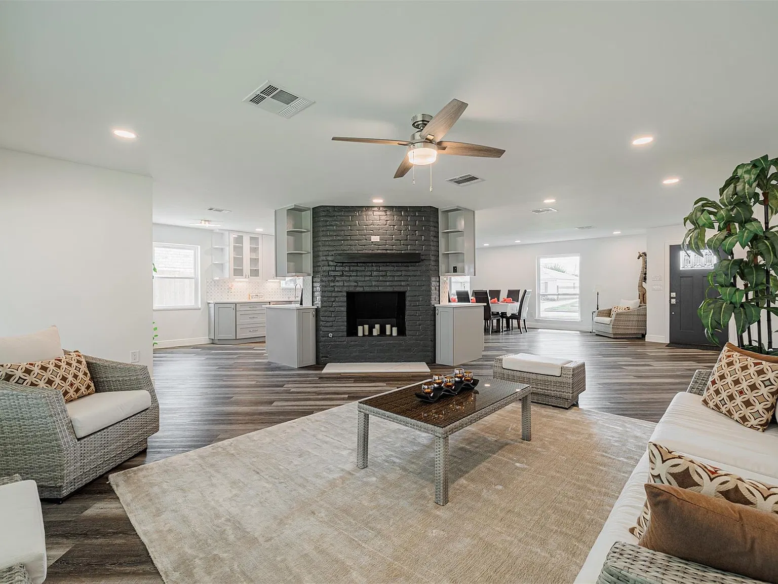 3 bed, 2.0 bath, 2032 sqft, $2,700 — Photo 1