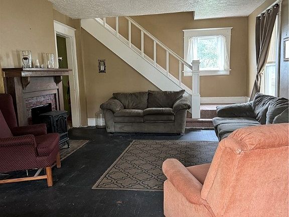 3rd image of 230 N Clairmont Ave