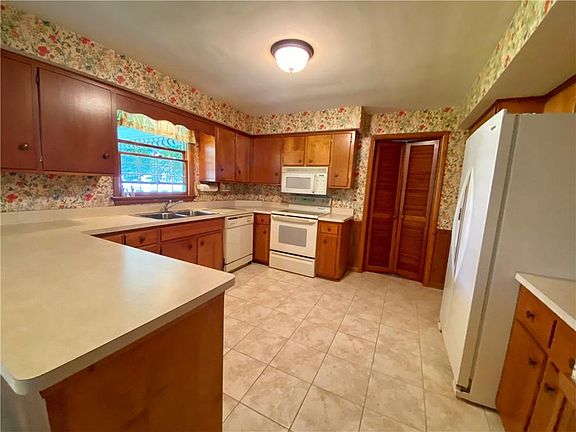 3rd image of 426 Hillcrest Dr
