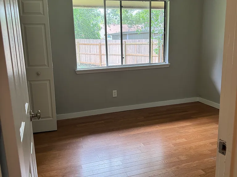5201 Suburban Dr — Photo 10