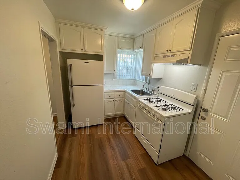 724 W 80th St — Photo 23