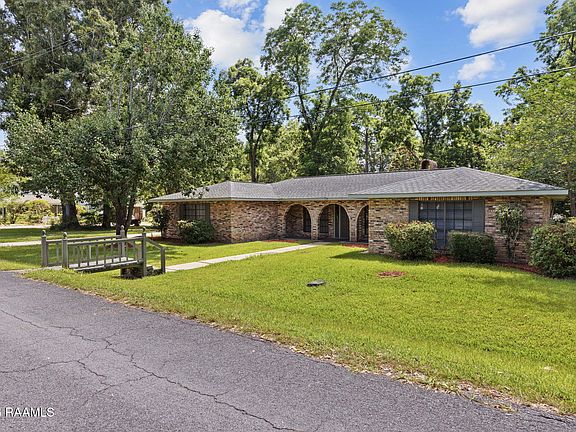 3rd image of 118 Garrigue Dr