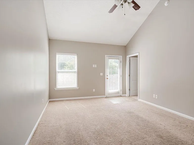 268 Lynbrook Way — Photo 3