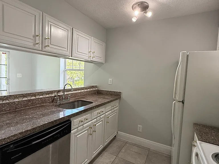1025 SW 2nd Ct #3 — Photo 4
