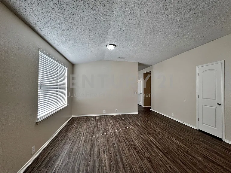 1901 Berkeley Dr — Photo 5