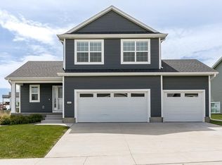 1905 Huntsboro Ln SW, Cedar Rapids, IA 52404